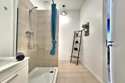 Salle de bains dans l'établissement Paradis Bleu - Coeur de ville, Tv 4K, Netflix, Fibre, Confortable, Calme