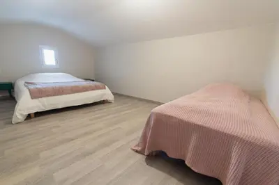 Un ou plusieurs lits dans un hébergement de l'établissement Le Verger : gîte familial avec piscine