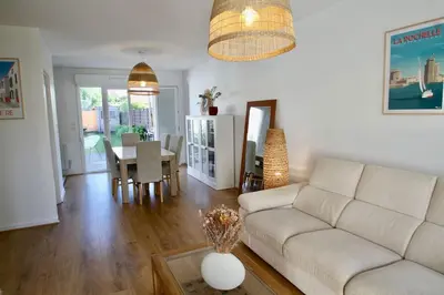 Coin salon dans l'établissement Charmante maison avec piscine
