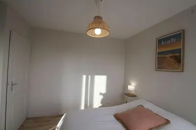 Un ou plusieurs lits dans un hébergement de l'établissement Charmante maison avec piscine