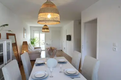 Coin salon dans l'établissement Charmante maison avec piscine