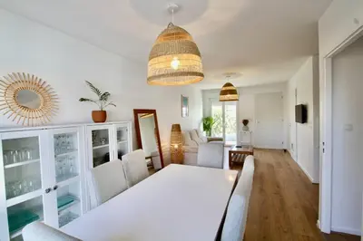 Un ou plusieurs lits dans un hébergement de l'établissement Charmante maison avec piscine