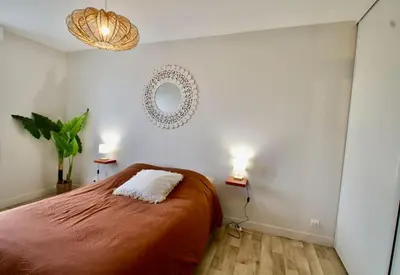 Un ou plusieurs lits dans un hébergement de l'établissement Charmante maison avec piscine