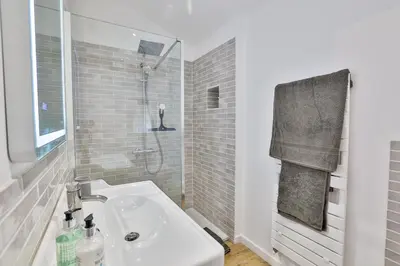 Salle de bains dans l'établissement Le Braye