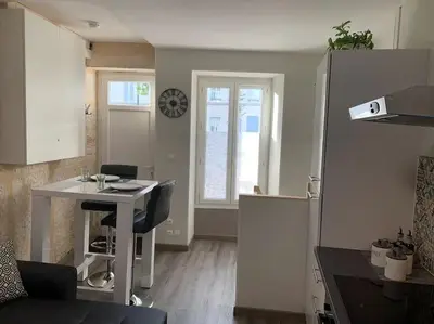 Cuisine ou kitchenette dans l'établissement Le cocon T2 duplex 24 m2