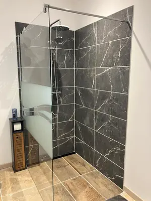 Salle de bains dans l'établissement L'Alambic