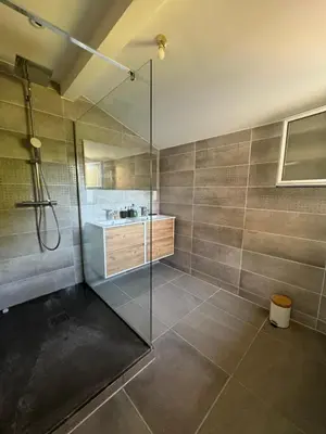 Salle de bains dans l'établissement La Petite Citadine Proche Futuroscope