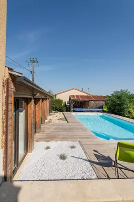Piscine de l'établissement Le Grand Verger : gîte familial avec piscine ou située à proximité