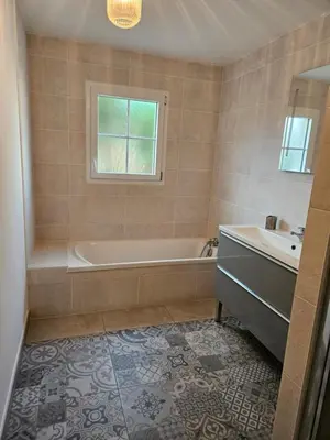 Salle de bains dans l'établissement jolie maison centre bourg