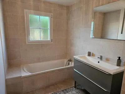 Salle de bains dans l'établissement jolie maison centre bourg
