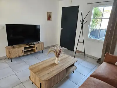 Télévision ou salle de divertissement dans l'établissement jolie maison centre bourg