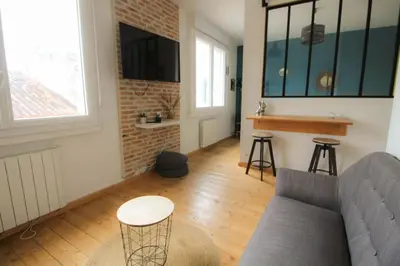Télévision ou salle de divertissement dans l'établissement NEW! Saint Martin 52A- Grand studio lumineux-wifi