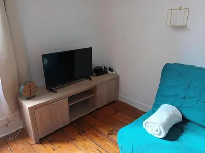 Télévision ou salle de divertissement dans l'établissement Charmant T2 place de Verdun
