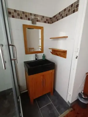 Salle de bains dans l'établissement Charmant T2 place de Verdun