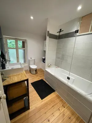 Salle de bains dans l'établissement Marcart, sur le sentier du Miosson Saint Benoit