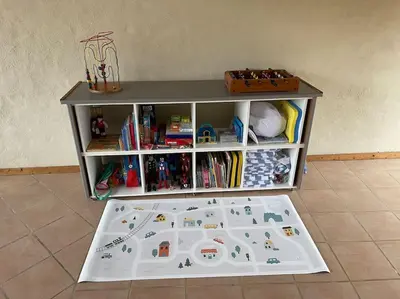 Bibliothèque dans la maison de vacances