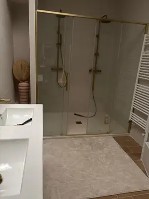 Salle de bains dans l'établissement Villa La Rochelle