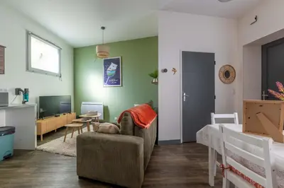 Télévision ou salle de divertissement dans l'établissement Maisonnette au cœur de Cognac