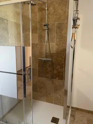 Salle de bains dans l'établissement Maisons 8 personnes