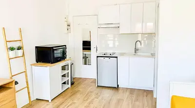 Cuisine ou kitchenette dans l'établissement Bon Plan à 5 min du port et du centre