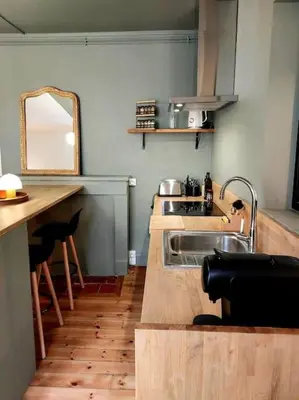 Cuisine ou kitchenette dans l'établissement Le Patio - Cinélodge avec jardin