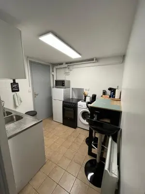 Cuisine ou kitchenette dans l'établissement Logement paisible en bord de Vienne