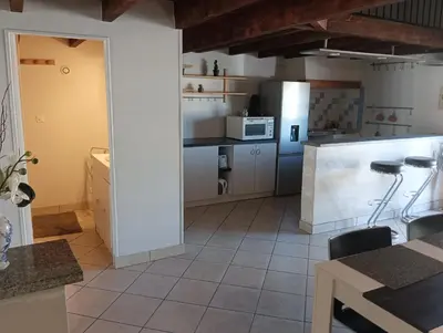 Cuisine ou kitchenette dans l'établissement Le Petit Saint Jacques