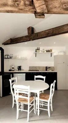 Cuisine ou kitchenette dans l'établissement Studio du domaine équestre B & G