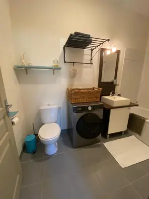 Salle de bains dans l'établissement T2 cosy et calme, parking privé et fibre inclus