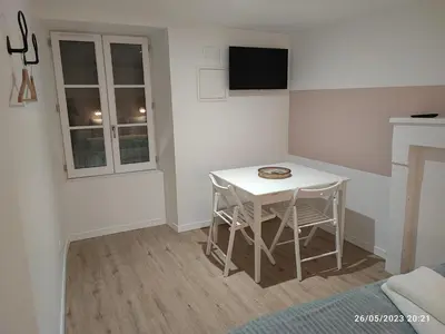 Télévision ou salle de divertissement dans l'établissement Le gîte du Fricassou