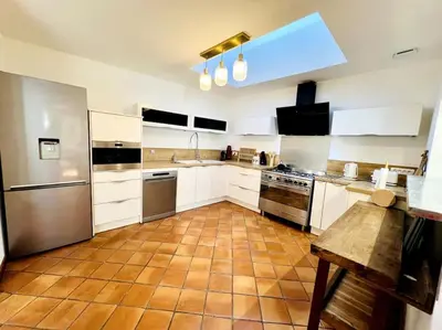 Cuisine ou kitchenette dans l'établissement Casa Rochelaise - Jacuzzi
