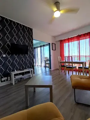 Télévision ou salle de divertissement dans l'établissement Le Bury Agréable studio avec garage et superbe vue
