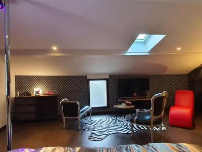 Télévision ou salle de divertissement dans l'établissement Love room avec spa privatif