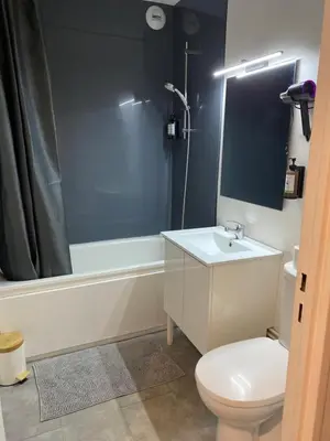 Salle de bains dans l'établissement Le Girouard - City Center - Private Parking - WIFI, NETFLIX