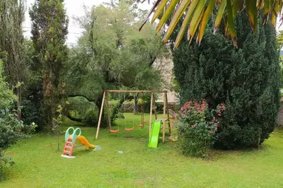 Jardin de l'établissement Maison de Famille 8 personnes, grandes pièces de vie, cheminée et piscine