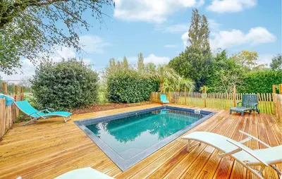 Piscine de l'établissement Gorgeous Home In Rioux ou située à proximité