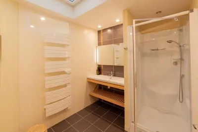 Salle de bains dans l'établissement Chambres des VALOIS