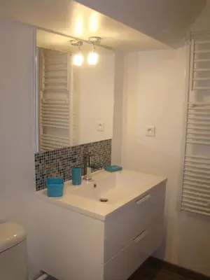 Salle de bains dans l'établissement SCI les THERMES 17