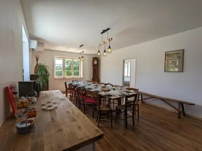 Coin salon dans l'établissement Maison spacieuse avec piscine privée, climatisation, Wi-Fi, animaux acceptés et parking - FR-1-653-268