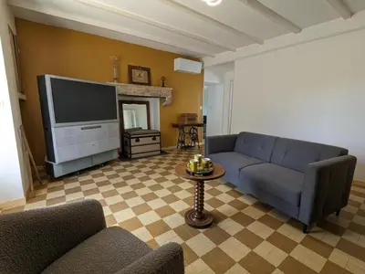 Télévision ou salle de divertissement dans l'établissement Maison spacieuse avec piscine privée, climatisation, Wi-Fi, animaux acceptés et parking - FR-1-653-268