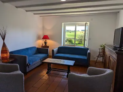 Coin salon dans l'établissement Maison spacieuse avec piscine privée, climatisation, Wi-Fi, animaux acceptés et parking - FR-1-653-268