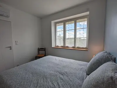 Un ou plusieurs lits dans un hébergement de l'établissement Maison spacieuse avec piscine privée, climatisation, Wi-Fi, animaux acceptés et parking - FR-1-653-268