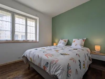 Un ou plusieurs lits dans un hébergement de l'établissement Maison spacieuse avec piscine privée, climatisation, Wi-Fi, animaux acceptés et parking - FR-1-653-268
