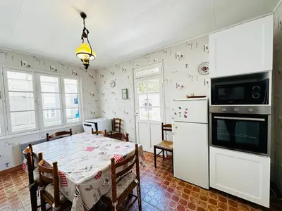 Cuisine ou kitchenette dans l'établissement Charmante Maison de Vacances Fouras - Plage Nord - FR-1-709-80