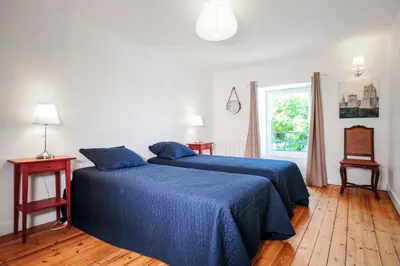 Un ou plusieurs lits dans un hébergement de l'établissement Magnifique Villa Charentaise avec Piscine & Beau Jardin - Moderne & Confort - Wifi gratuit