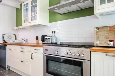 Cuisine ou kitchenette dans l'établissement Magnifique Villa Charentaise avec Piscine & Beau Jardin - Moderne & Confort - Wifi gratuit