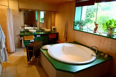 Salle de bains dans l'établissement La Goronière - Superbe Charentaise rénovée - Piscine chauffée - Grand jardin