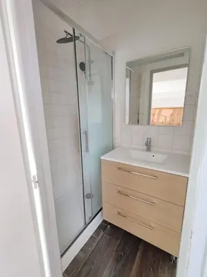 Salle de bains dans l'établissement Duplex atypique à La Rochelle avec parking privatif