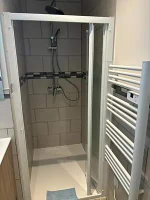 Salle de bains dans l'établissement Appartement meublé T1 Lussac les Chateaux