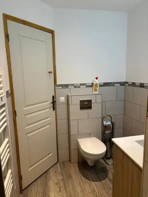 Salle de bains dans l'établissement Appartement meublé T1 Lussac les Chateaux